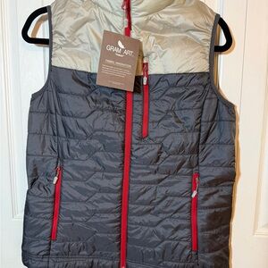 CDW Unstoppable Women's Gray and Cream Quilted Vest with Red Zipper. NWT
